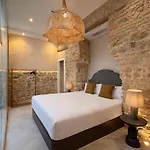 Patio de la Escalera - Agustín Moreno 46 *