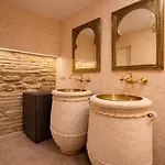 Patio de la Escalera - Agustín Moreno 46 *