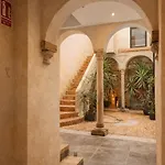 Apartamento Patio de la Escalera - Agustín Moreno 46 *